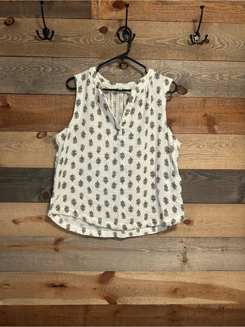 Lucky Brand White Sleeveless Paisley Print V-Neck Camisole
